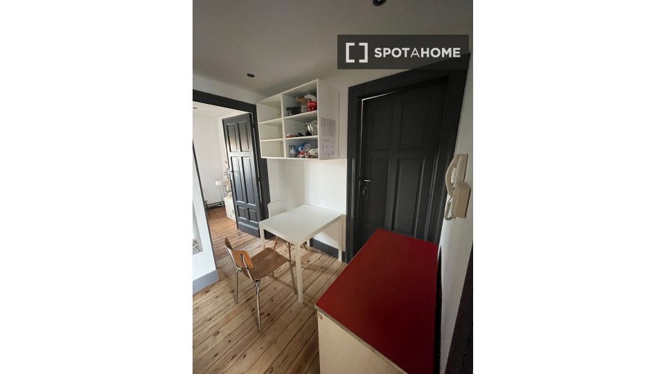 Double room Brussels, 2 beds, 23m² — photo 5