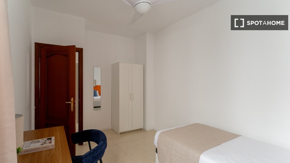 Double room Madrid, 3 beds — photo 19