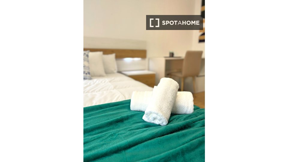 Double room Madrid, 7 beds, 160m² — photo 33