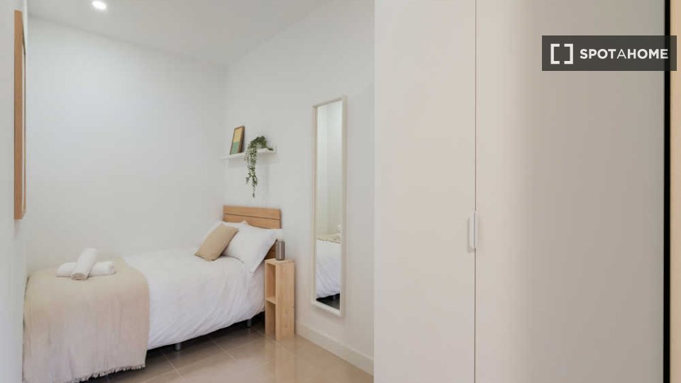 Soleggiata camera singola con terrazzo e con aria condizionata - à Madrid
