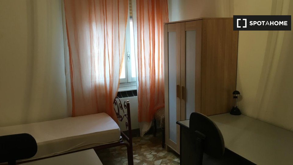 Bedroom for rent in an apartment with 2 bedrooms in Bologna - en Bolonia