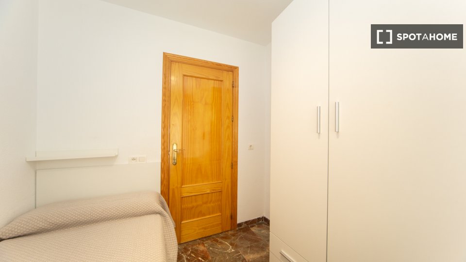 Double room Granada, 3 beds, 80m² — photo 14