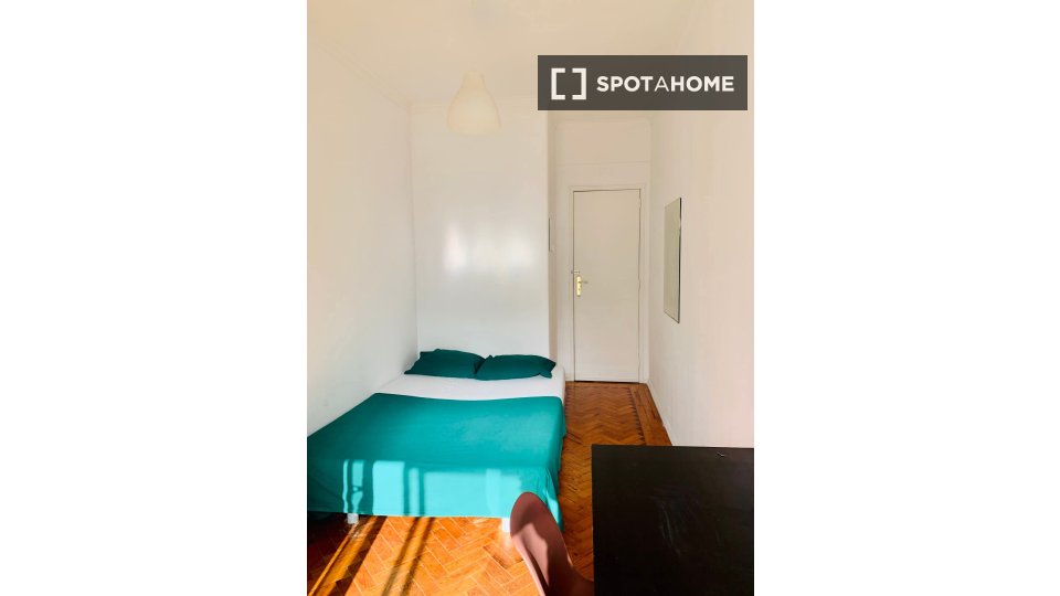 Double room Lisbon, 3 beds — photo 33