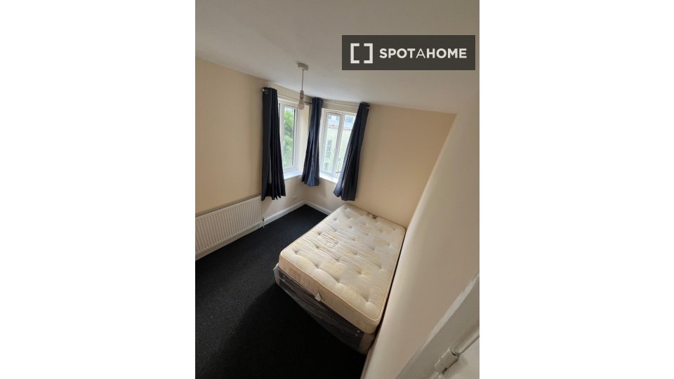 Double room London, 3 beds, 600m² — photo 1