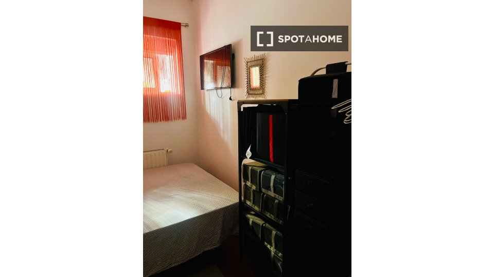 Double room Lisbon, 3 beds, 100m² — photo 3
