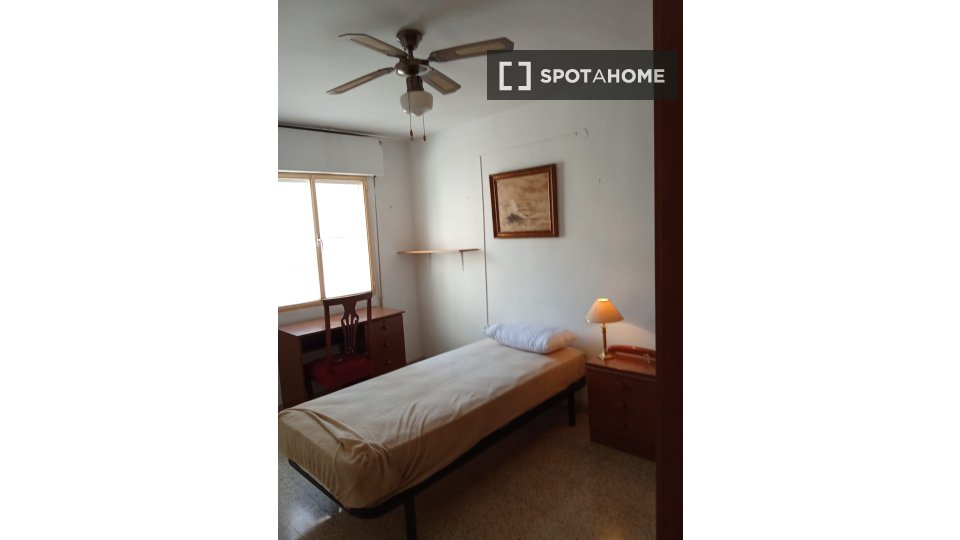 Double room Malaga, 3 beds, 60m² — photo 1