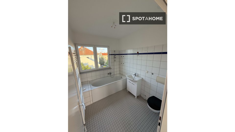 Double room Berlin, 3 beds, 78m² — photo 3