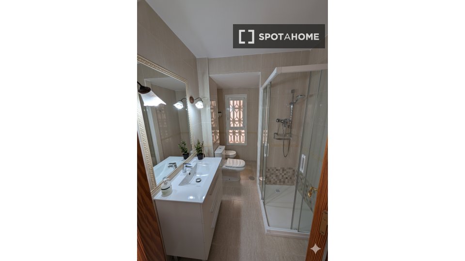 Double room Alicante, 3 beds, 67m² — photo 2