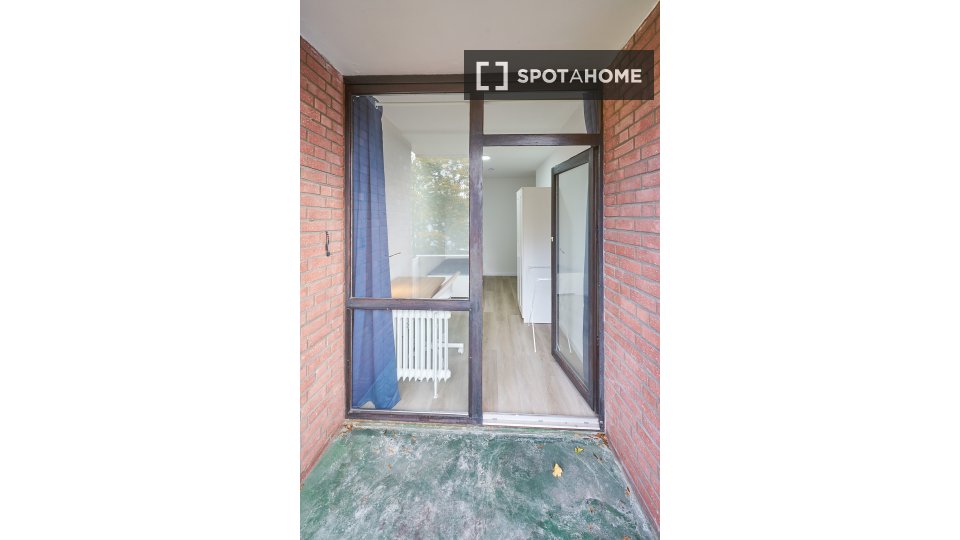 Double room Dusseldorf, 3 beds, 61m² — photo 1
