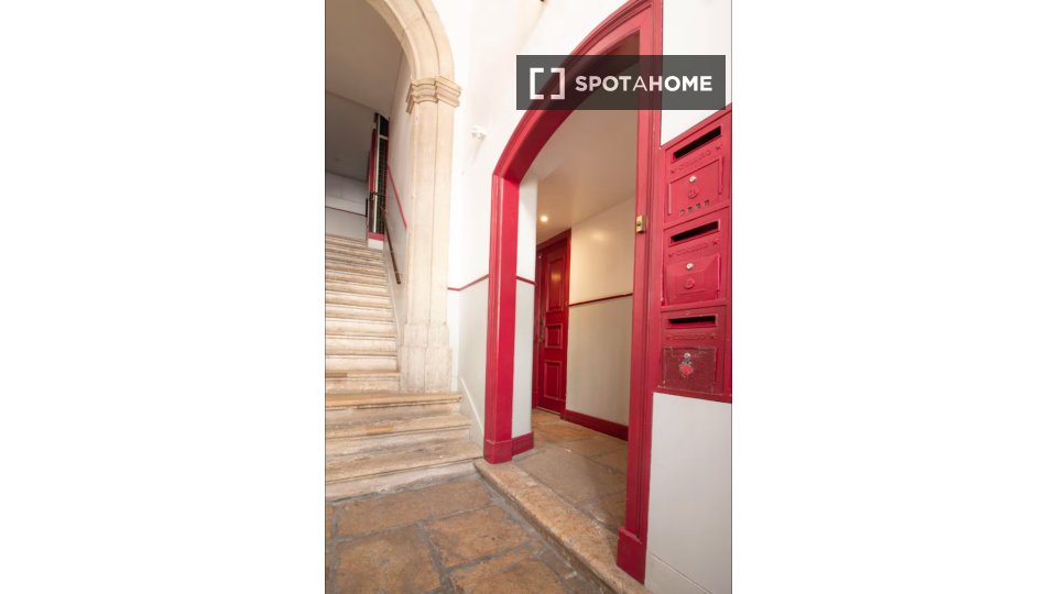 Apartment Lisbon, 2 beds, 66m² — photo 3