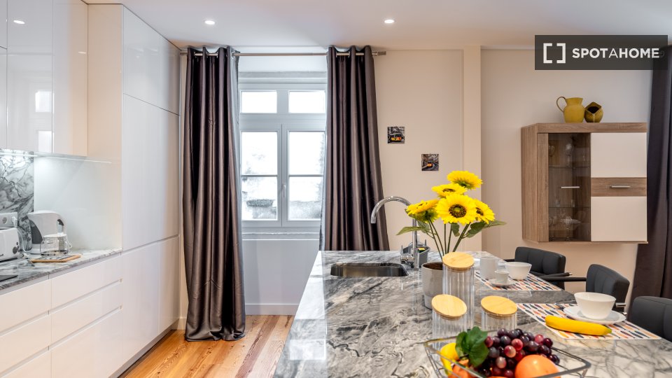 Apartment Lisbon, 2 beds, 126m² — photo 1