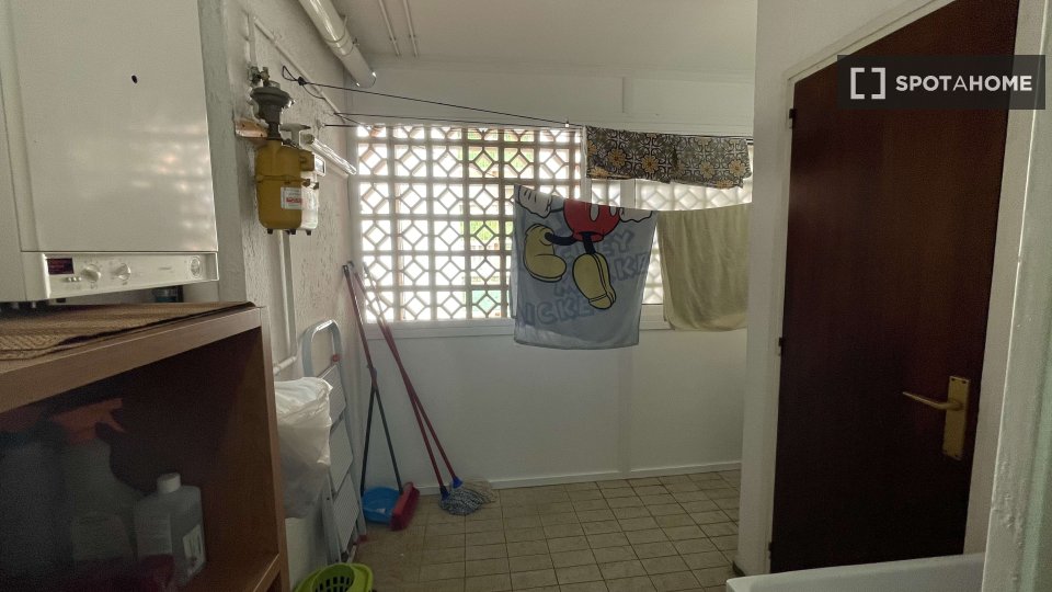 Double room Barcelona, 3 beds, 12m² — photo 2