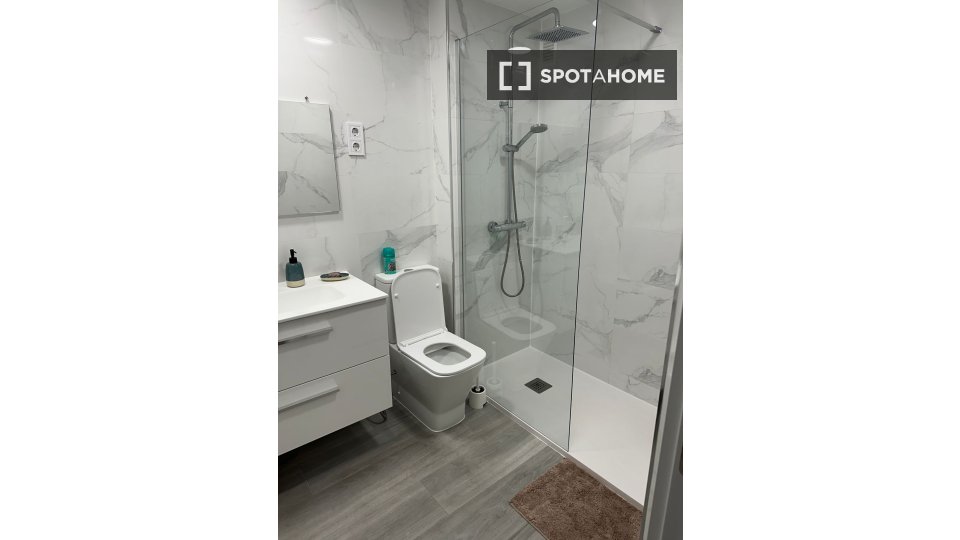 Double room Madrid, 3 beds, 90m² — photo 1