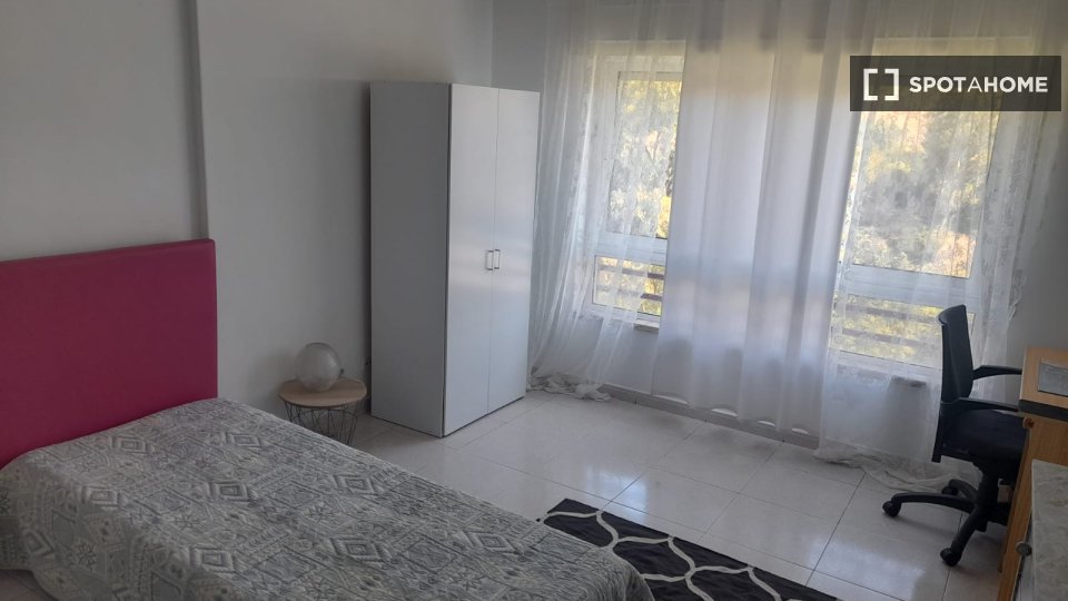 Double room Lisbon, 3 beds — photo 13