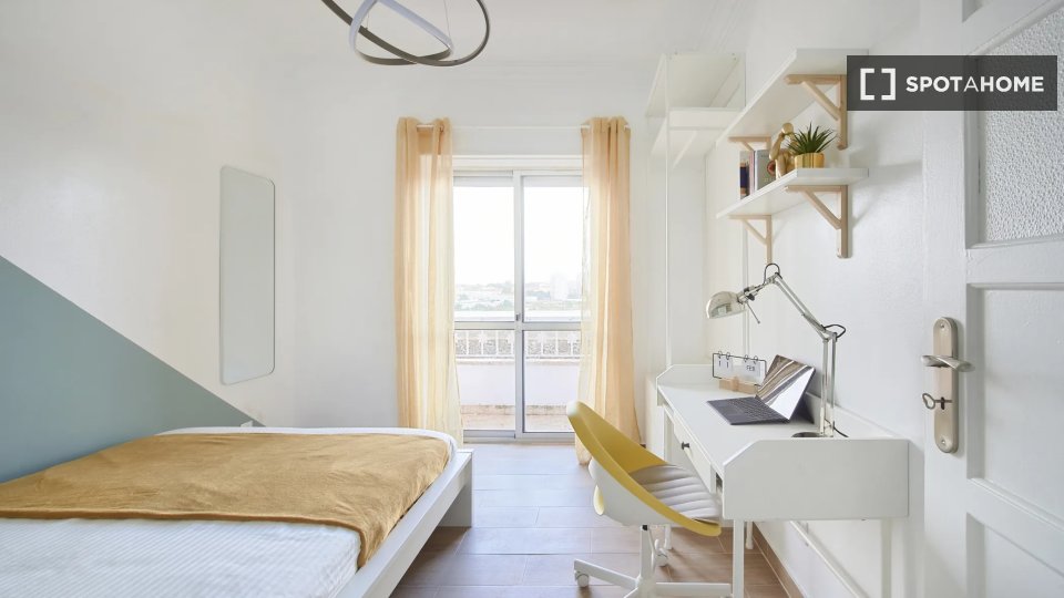 Double room Lisbon, 4 beds — photo 10