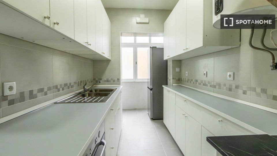 Double room Lisbon, 3 beds, 90m² — photo 30