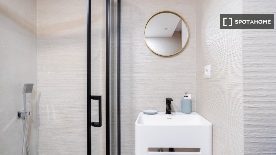 Double room Madrid, 3 beds, 80m² — photo 10