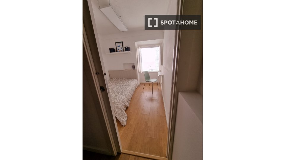 Double room Lisbon, 3 beds — photo 12