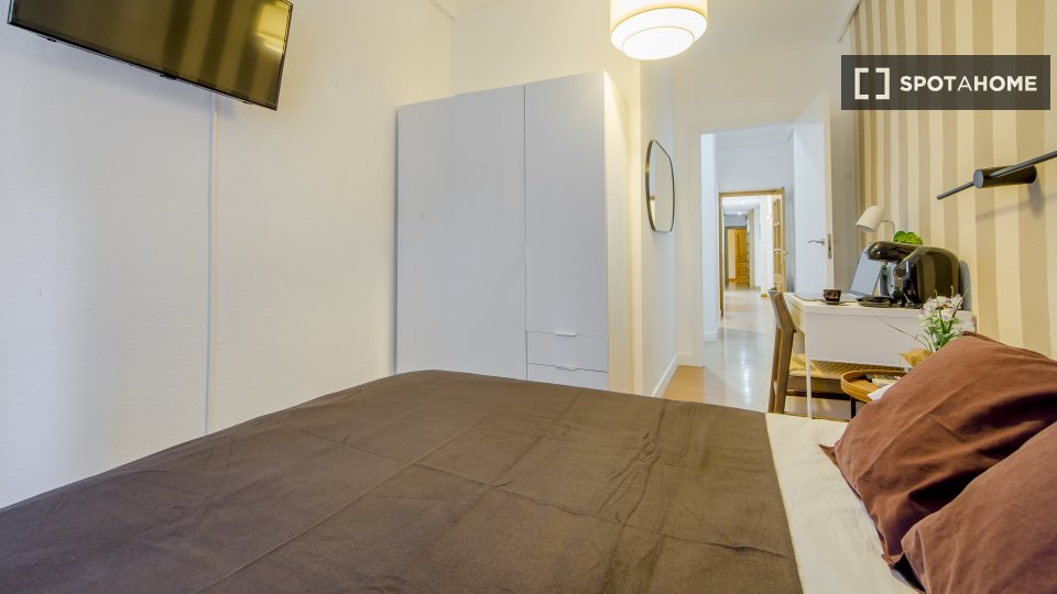 Double room Madrid, 5 beds, 120m² — photo 4