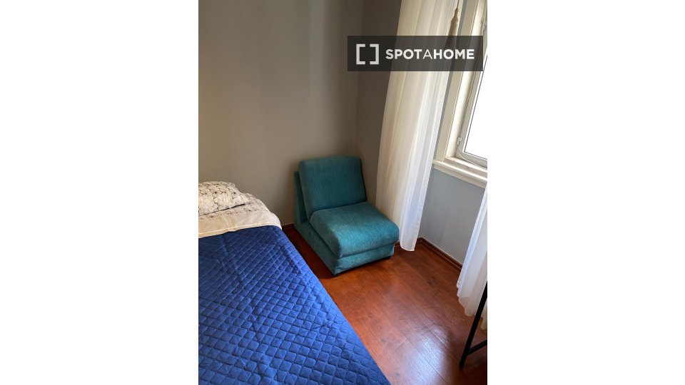 Double room Lisbon, 3 beds, 70m² — photo 8