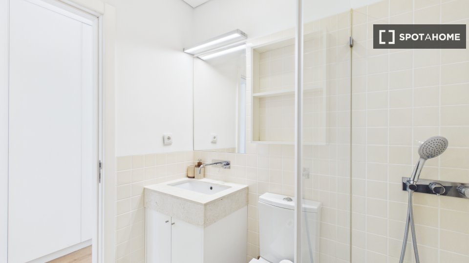 Apartment Lisbon, 2 beds, 62m² — photo 17