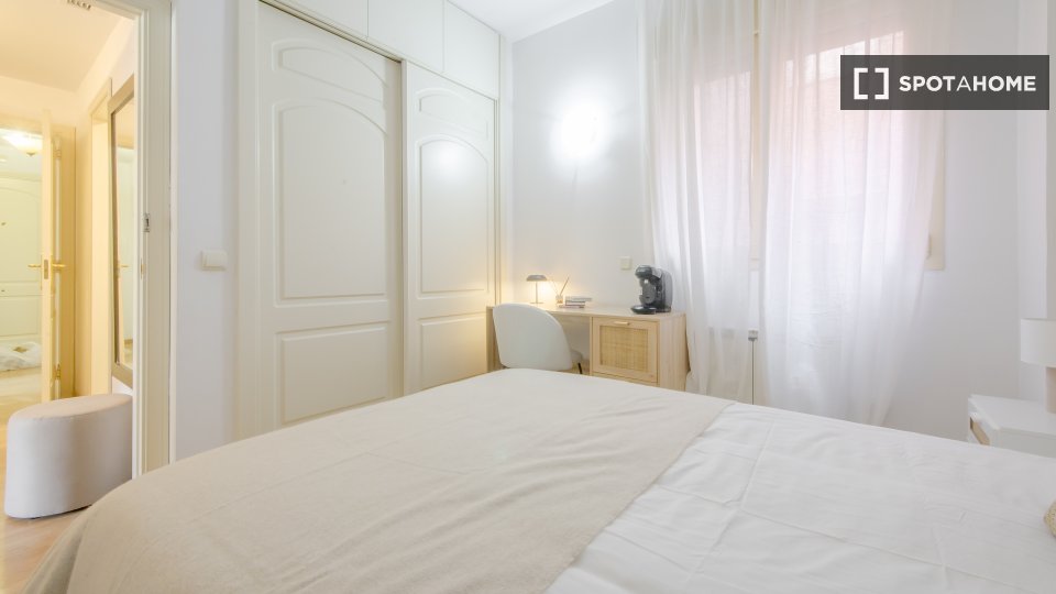 Double room Madrid, 5 beds — photo 12