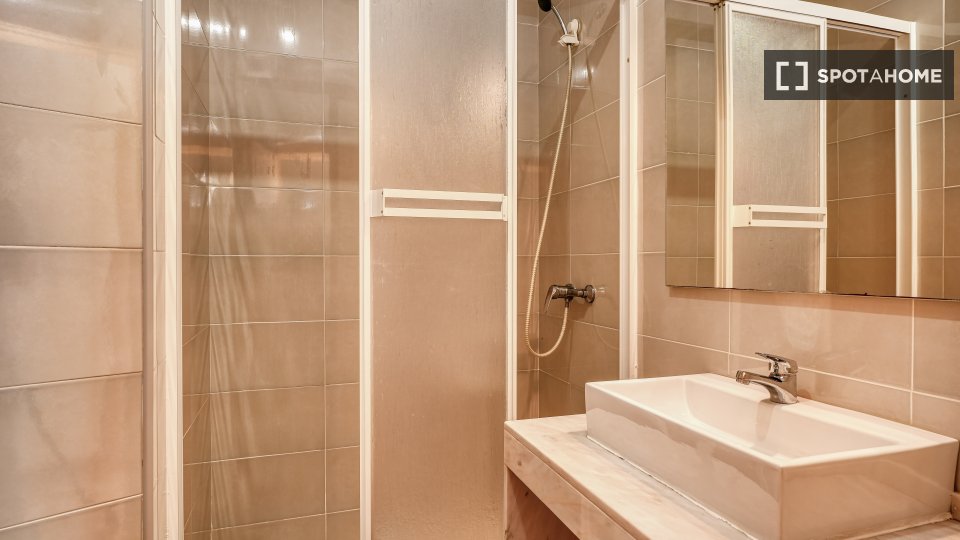 Double room Lisbon, 4 beds — photo 8