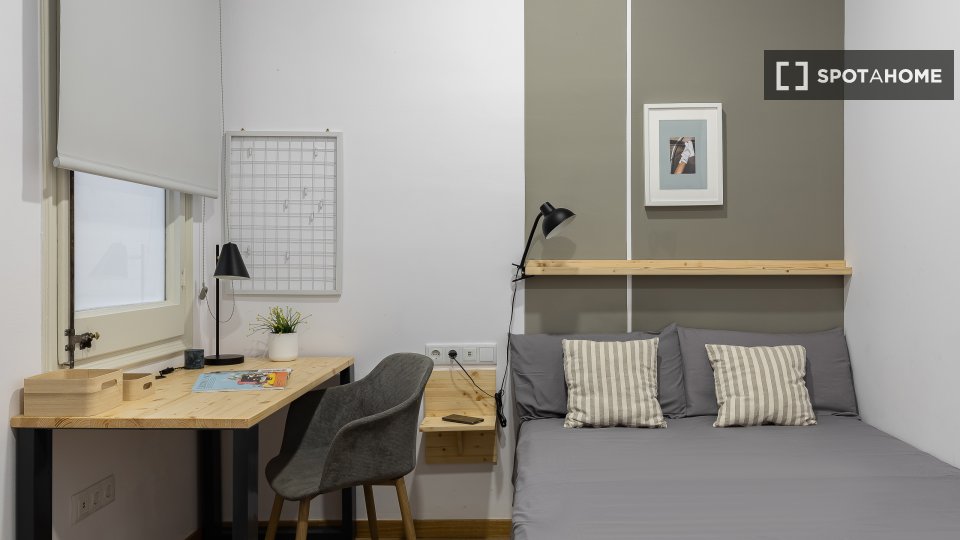 Here is the English translation:

Camera for rent in an apartment with 7 bedrooms in Barcelona - in Barcelona
