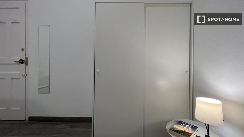 Double room Madrid, 6 beds, 100m² — photo 3