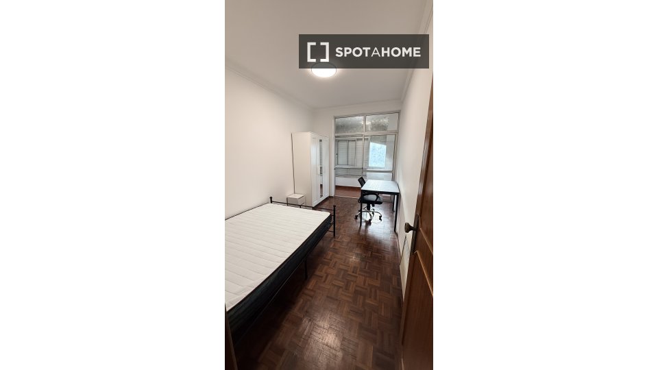 Double room Lisbon, 4 beds, 110m² — photo 4