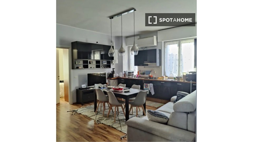 Here is the English translation:
Room for rent in an apartment with 2 bedrooms in Milan - a Milano