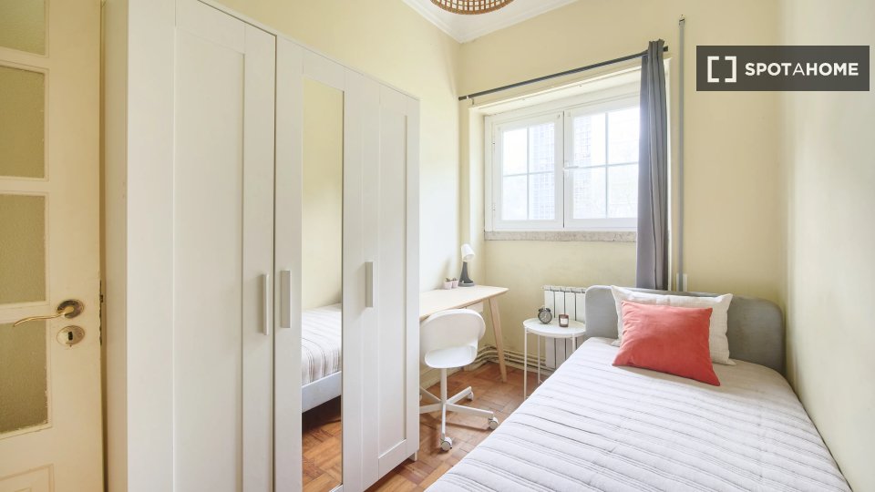 Double room Lisbon, 6 beds — photo 7
