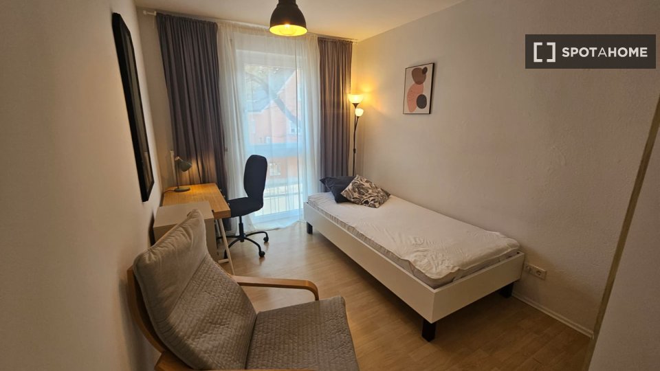 Double room Munich, 3 beds, 68m² — photo 1
