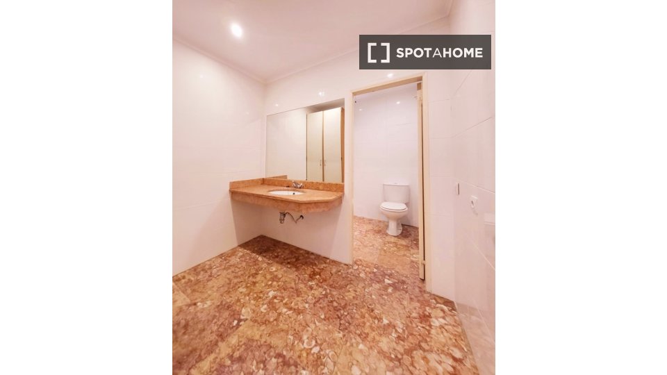 Apartment Lisbon, 2 beds, 100m² — photo 17