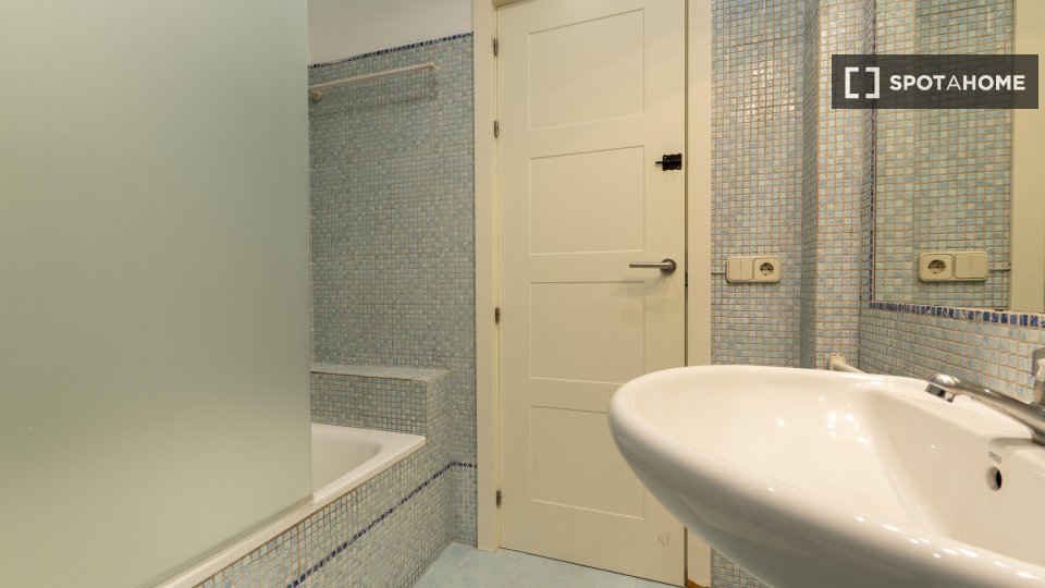 Double room Madrid, 5 beds — photo 32