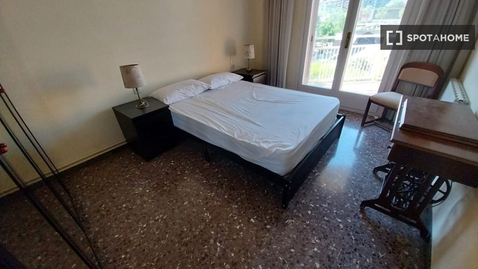 Apartment Barcelona, 4 beds, 85m² — photo 1