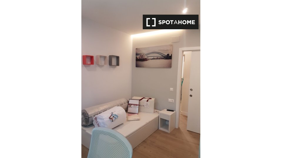 Double room Madrid, 3 beds, 80m² — photo 2