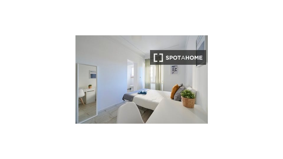 Double room Lisbon, 4 beds — photo 9