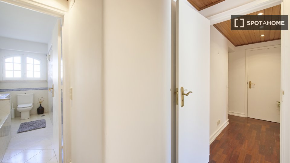 Double room Lisbon, 5 beds — photo 18