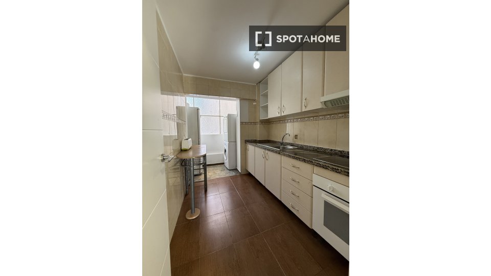 Double room Alicante, 3 beds, 70m² — photo 3