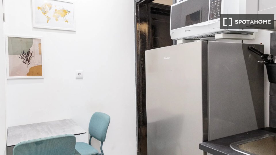 Double room Lisbon, 3 beds — photo 15
