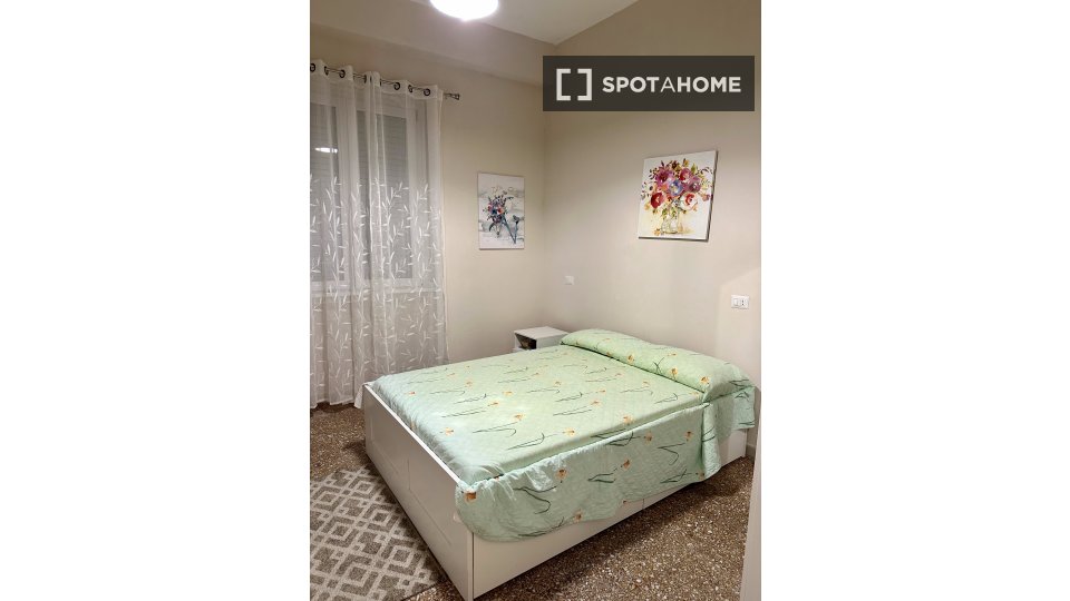 Double room Rome, 3 beds, 94m² — photo 10