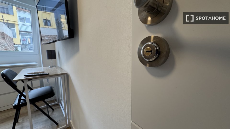 Double room Madrid, 4 beds, 65m² — photo 3