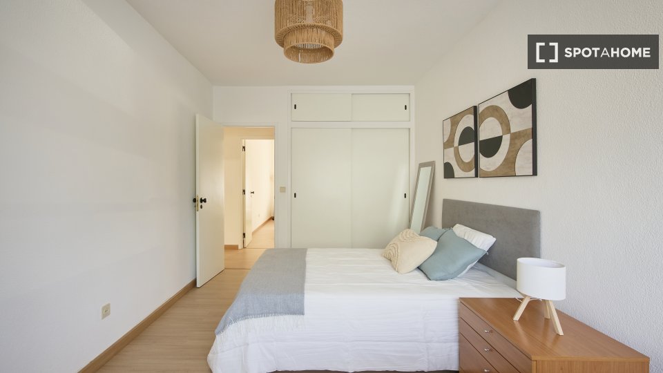 Double room Lisbon, 3 beds — photo 9