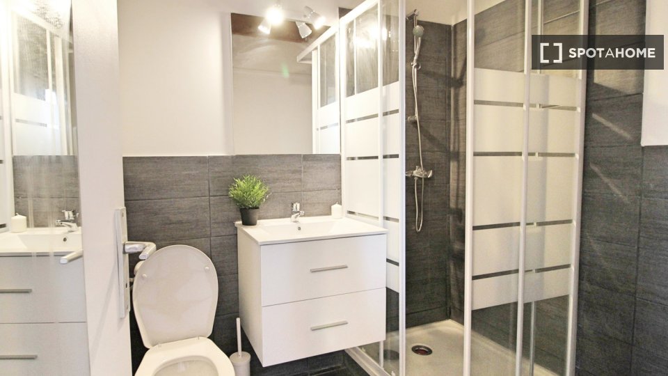 Double room Marseille, 1 bed — photo 3