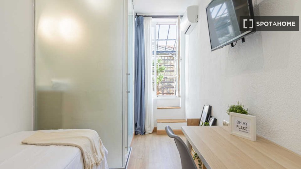 Double room Madrid, 3 beds — photo 23
