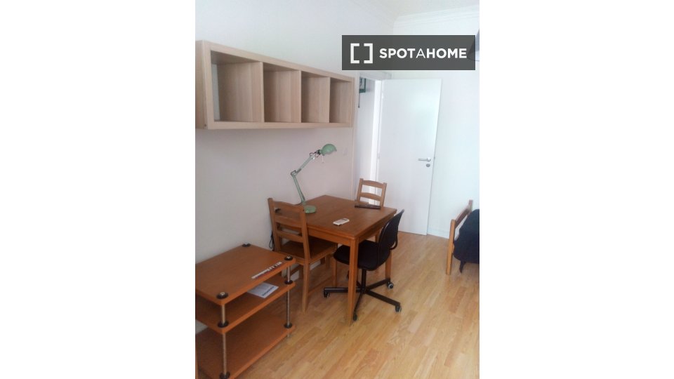 Double room Lisbon, 3 beds, 65m² — photo 11
