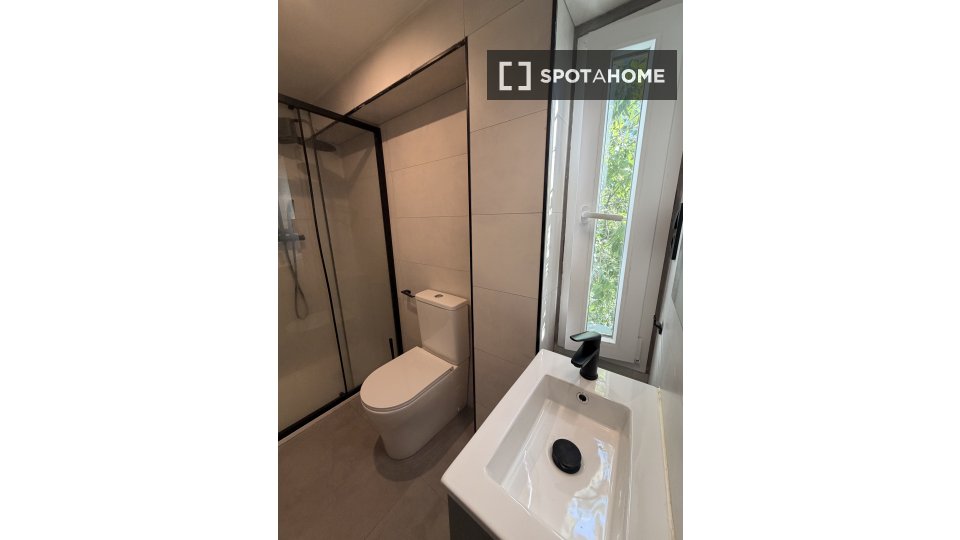 Double room Madrid, 6 beds, 70m² — photo 24