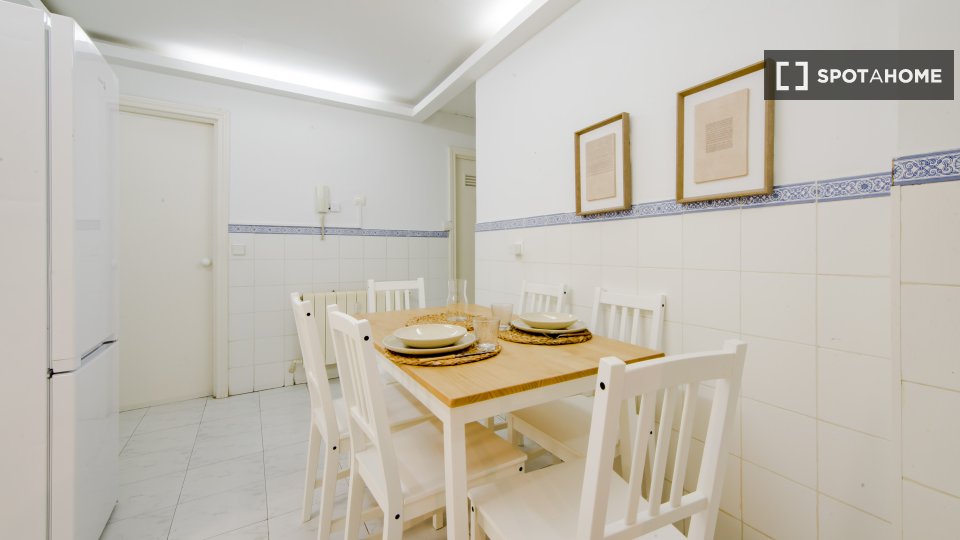 Double room Madrid, 11 beds, 250m² — photo 11