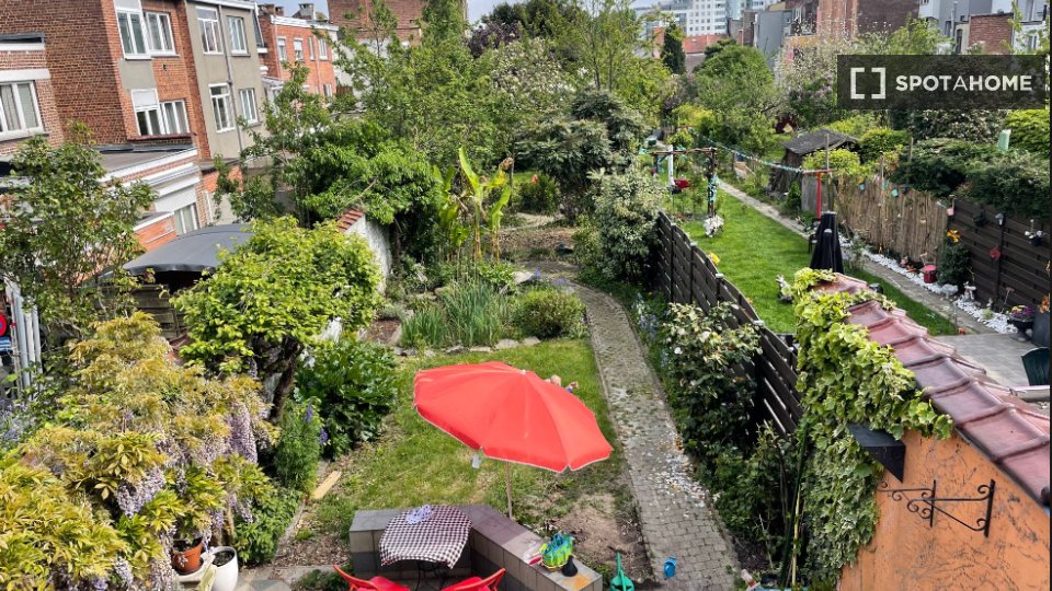 Double room Brussels, 4 beds, 200m² — photo 3